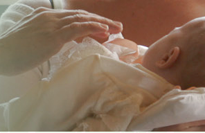 kuvcassa kastettava vauva, linkki kirkon kastesivuille